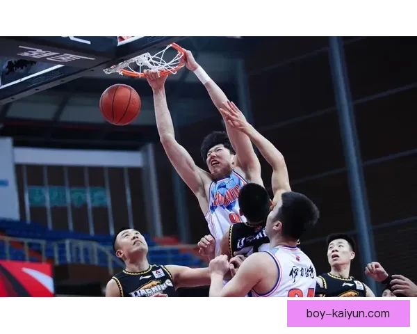 卡马文加对抗能力持续提升，防守表现稳健增强